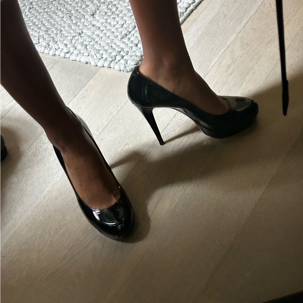 Gucci Round-Toe Heels - Picture 5 of 6